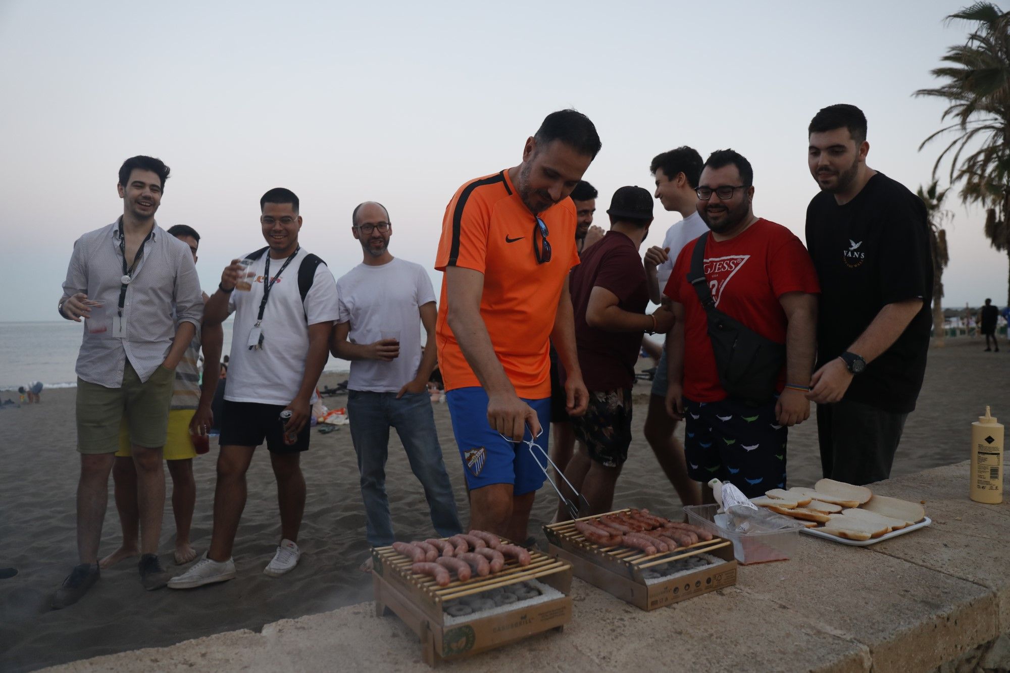 Málaga recupera la magia de los dos últimos años en las playas por San Juan