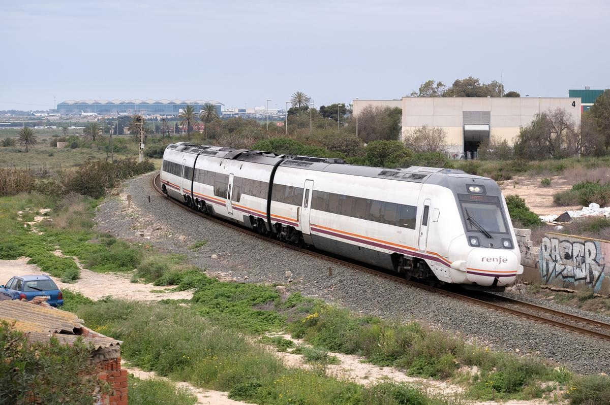 Uno de los trenes de media distancia que circulan entre Murcia y València, en las proximidades de Alicante.