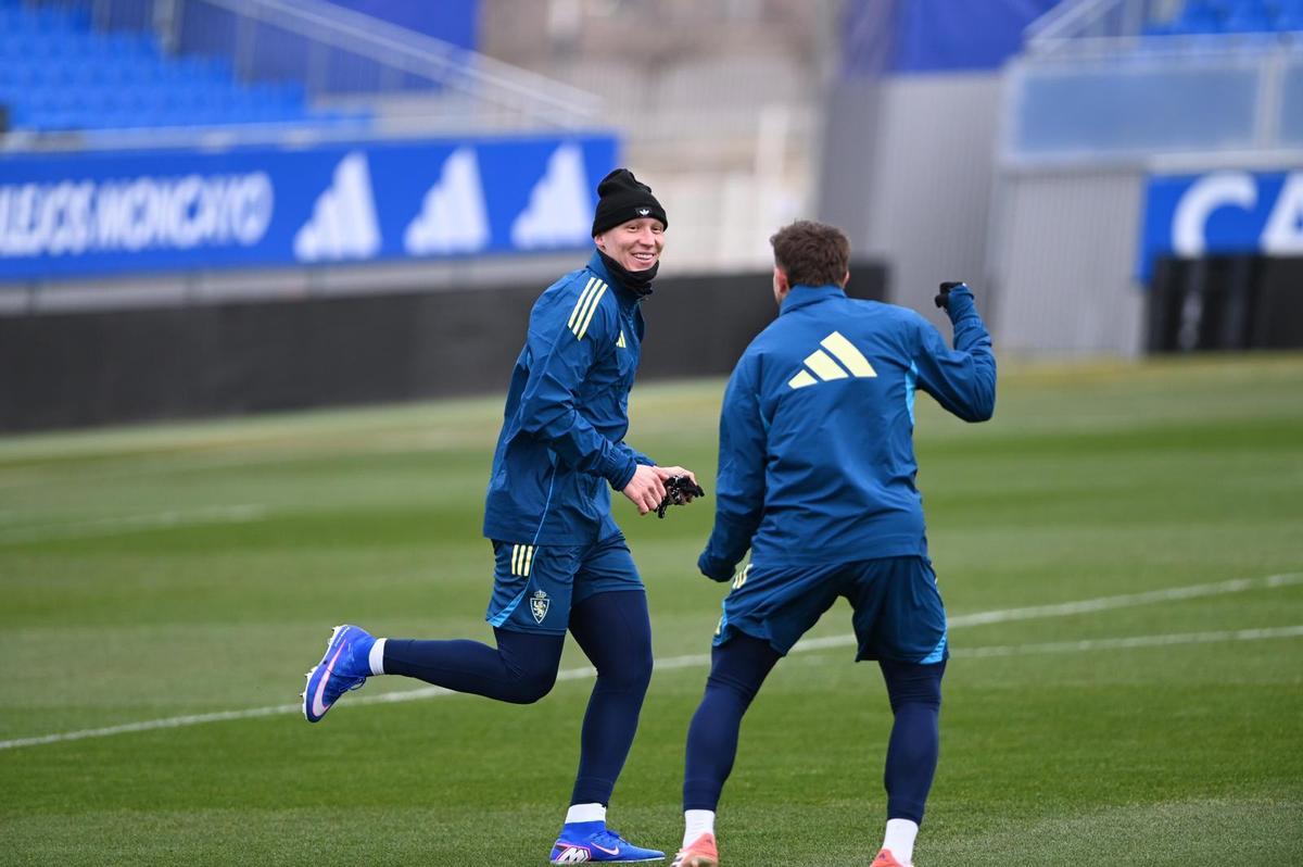 Valery bromea con Guti en el entrenamiento del Real Zaragoza en el Ibercaja Estadio.