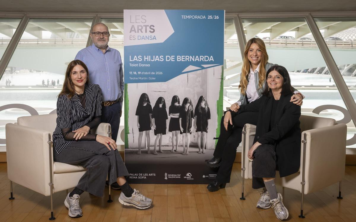 Presentación de 'Las hijas de Bernarda', de Taiat Dansa. De izquierda a derecha, Meritxell Barberà, Jesús Iglesias, María José Mora e Inma García.  © Miguel Lorenzo Les Arts