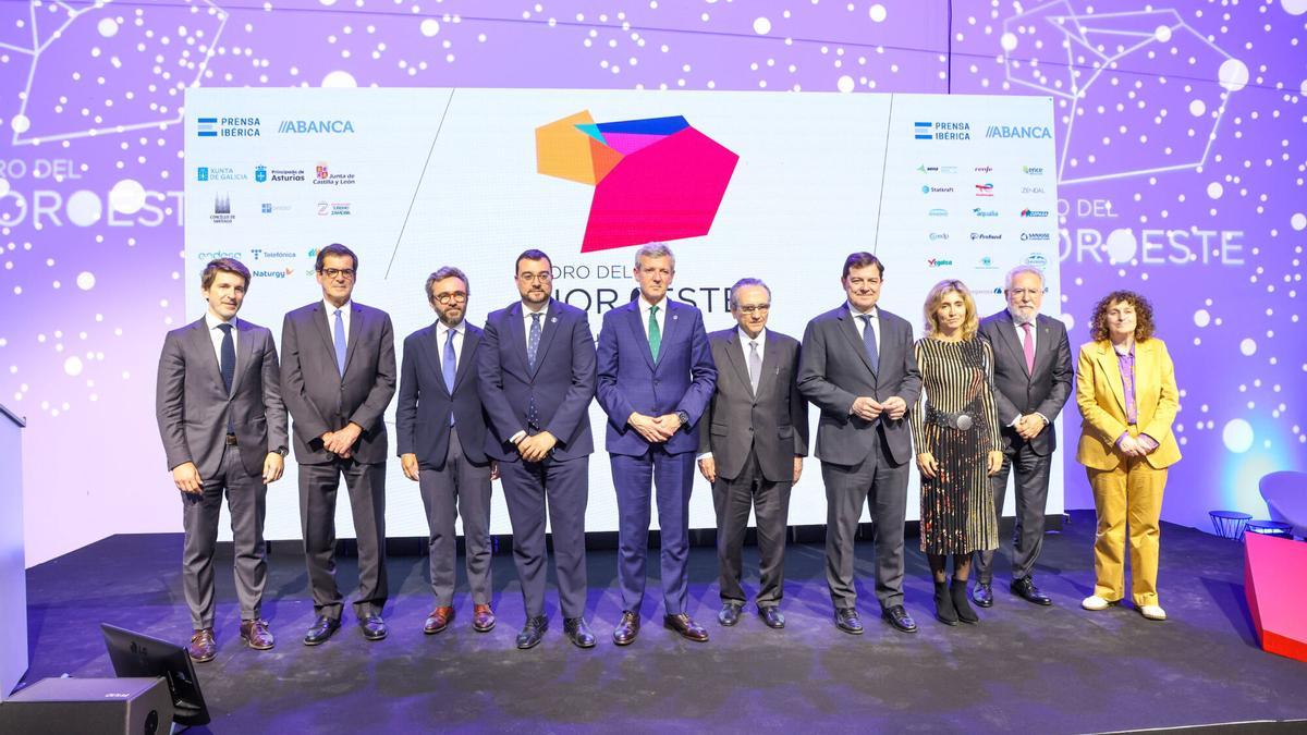 Por la izquierda, Sergi Guillot, director general de Prensa Ibérica, Rui Moreira, alcalde de Oporto, Aitor Moll, consejero delegado de Prensa Ibérica, Adrián Barbón, presidente del Principado de Asturias, Alfonso Rueda, presidente de la Xunta de Galicia, Javier Moll, presidente de Prensa Ibérica, Alfonso Fernández Mañueco, presidente de la Junta de Castilla y León, Ainhoa Moll, directora editorial de Prensa Ibérica, Miguel Ángel Santalices, presidente del Parlamento de Galicia, y Goretti Sanmartín, alcaldesa de Santiago.