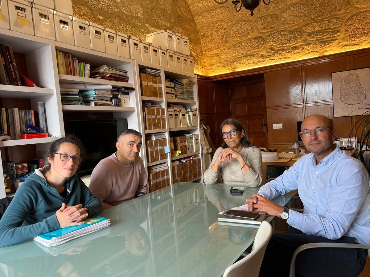 Rosón e Muíños nunha reunión de finais do 2025 coa representación sindical dos centros socioculturais de Santiago