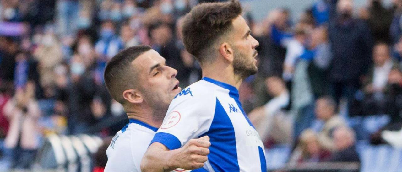 Álex Martínez y Raúl Ruiz celebran uno de los goles ante el Murcia en el Rico Pérez. | JOSE NAVARRO