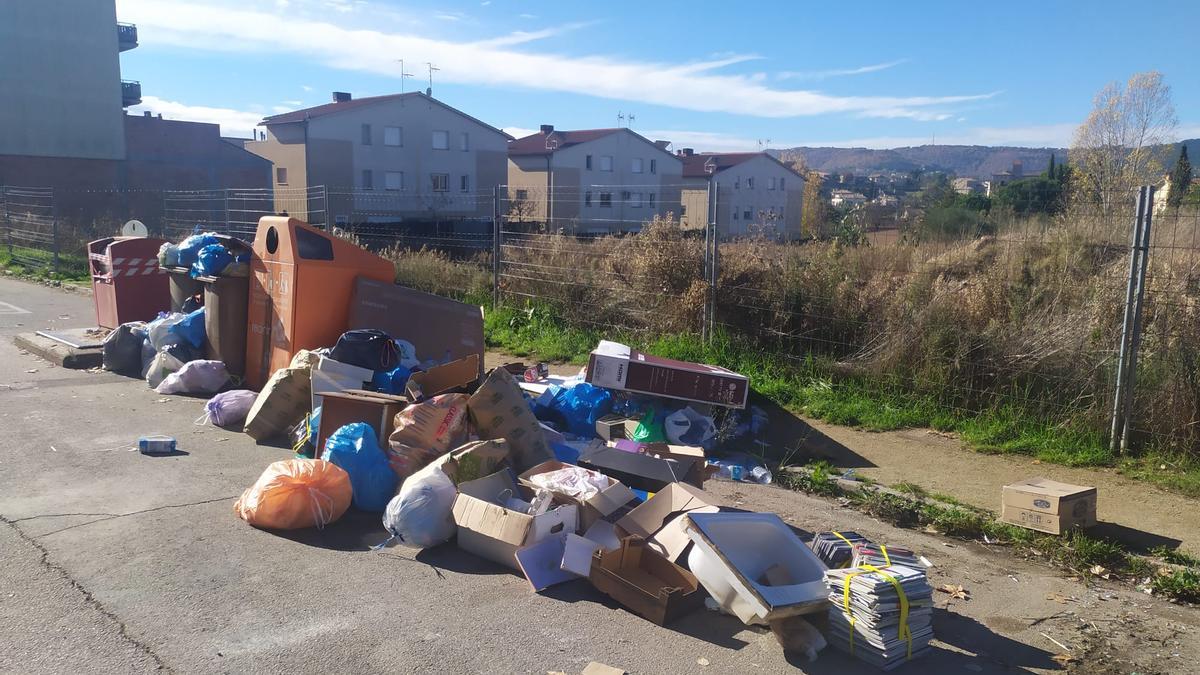 Un dels punts on hi havia contenidors plens de deixalles al terra