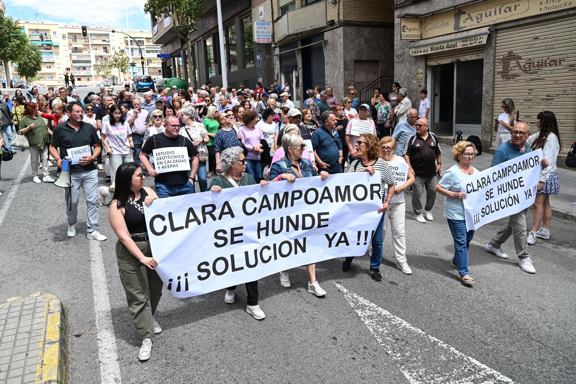 Vecinos se manifiestan pidiendo soluciones tras los hundimientos en la calle Clara Campoamor en Elche