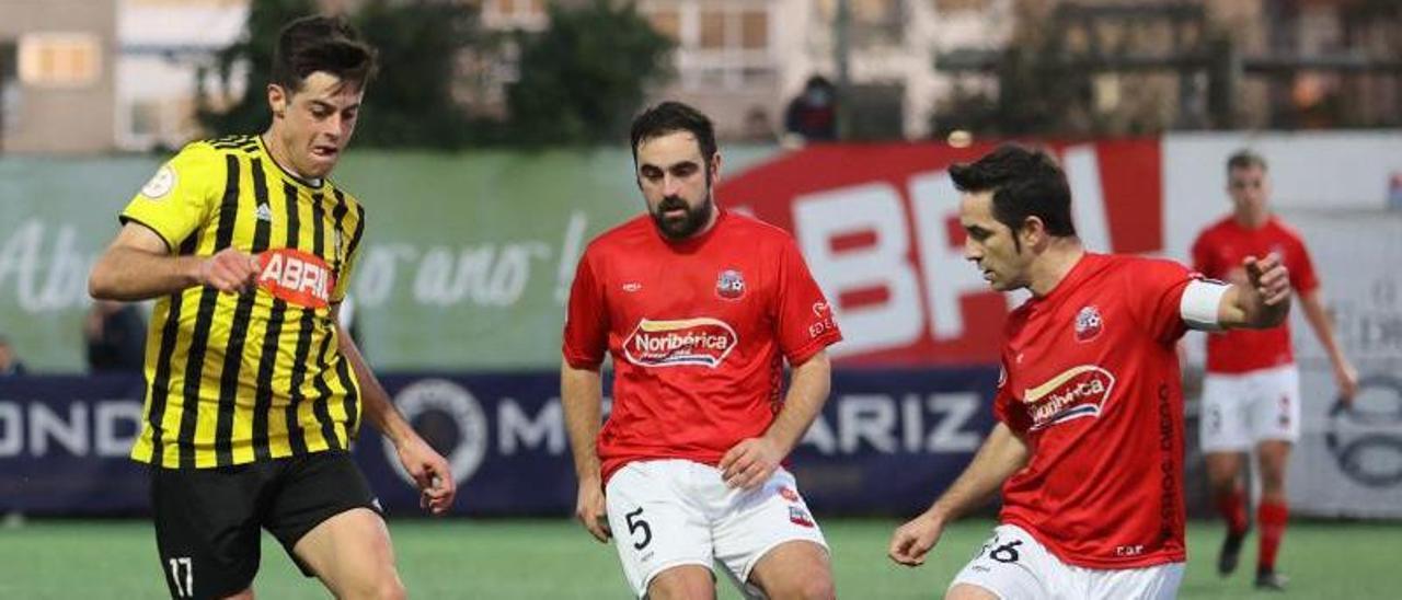 Pablo Salgueiro (izquierda) en un duelo de la pasada temporada con el Bouzas. |  // ALBA VILLAR
