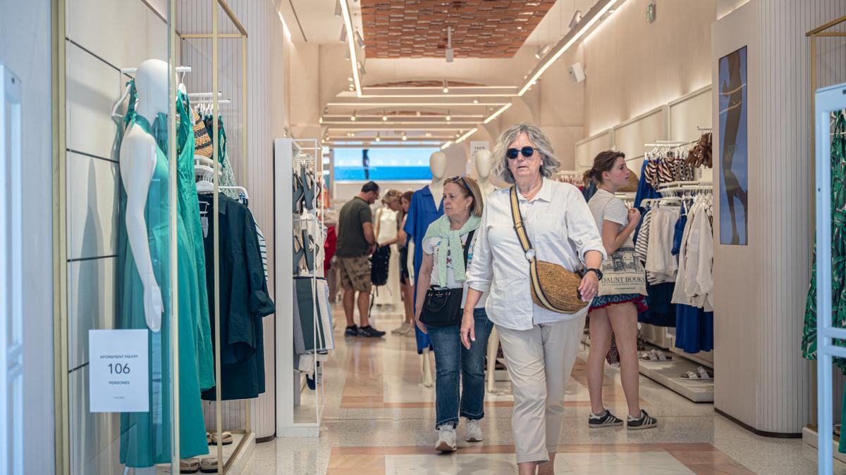 Tienda abierta en domingo en el portal de l'Àngel, en Barcelona.