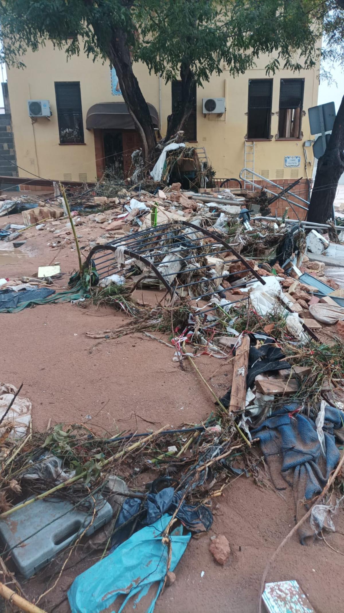 El exterior de la casa de Carmen y Leyre, después de la riada.