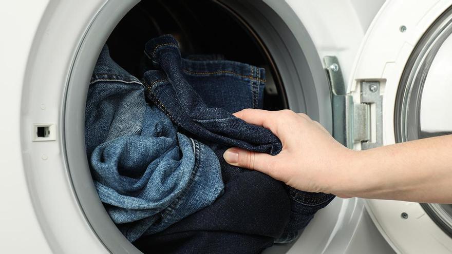 Pantalones vaqueros al revés en la lavadora: los expertos coinciden en este sencillo gesto para que queden como recién comprados