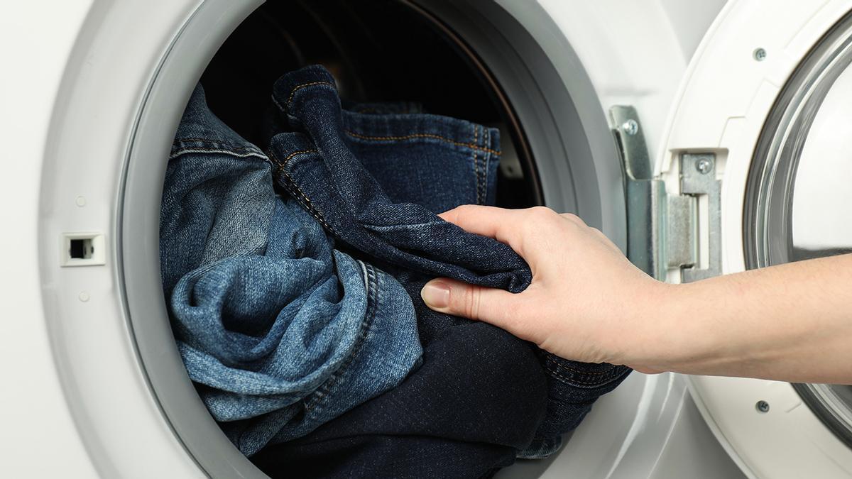 Pantalones vaqueros al revés en la lavadora: los expertos coinciden en este sencillo gesto para que queden como recién comprados