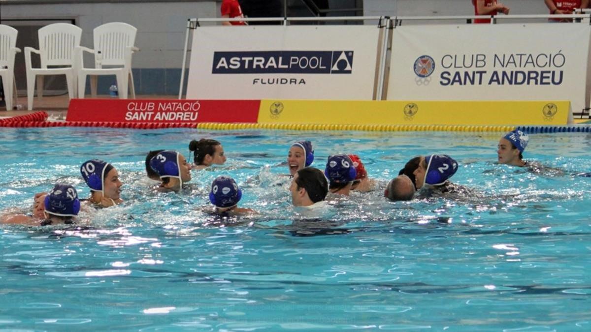 Las jugadoras del Astralpool Sabadell se abrazan tras conquistar la Liga