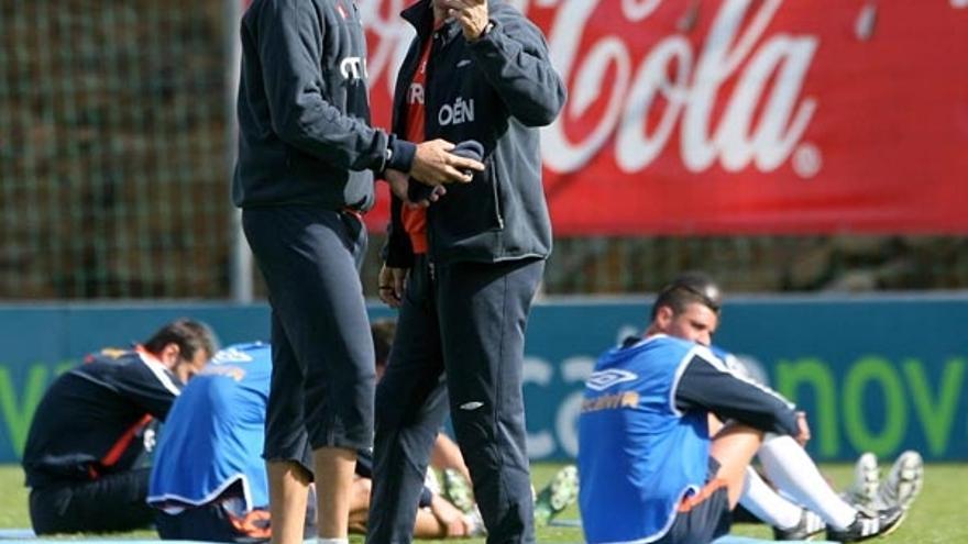 Diego Costa conversa con Antonio López.