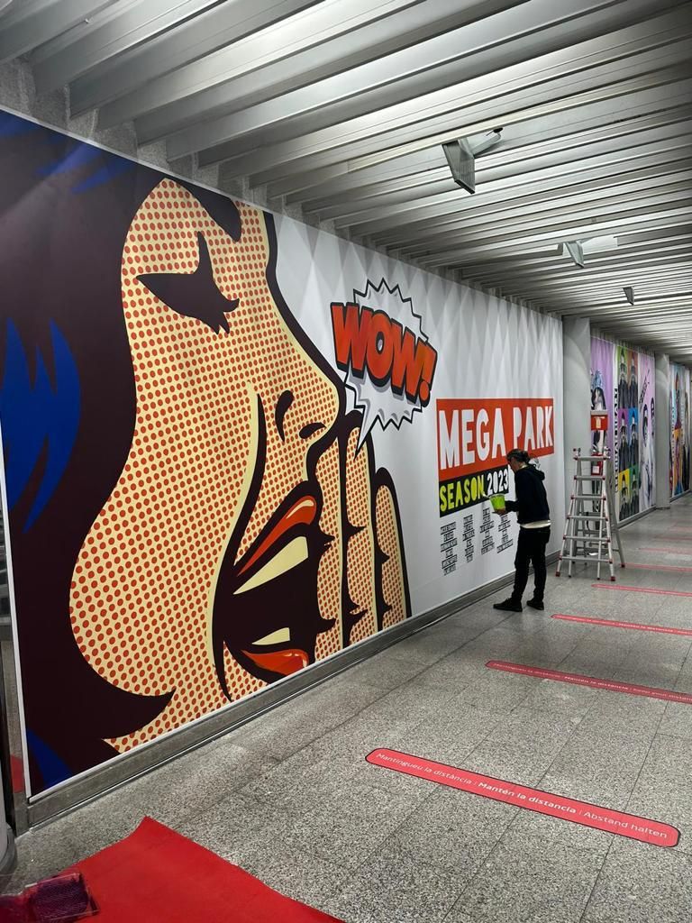 Der Megapark wirbt am Flughafen Mallorca im Pop-Art-Stil für seine Künstler