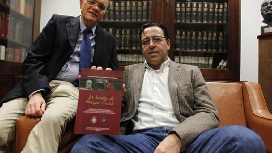 Manuel Álvarez-Uría, a la izquierda, y Venancio Martínez, con el libro homenaje. En el recuadro, Joaquín Fernández.