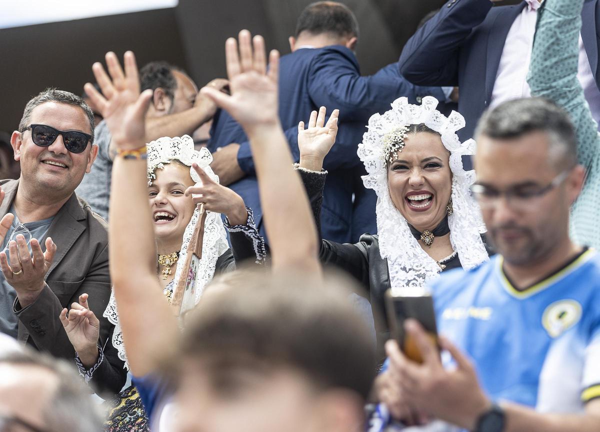 Las belleas del Foc y el presidente de la Federació en la grada disfrutando del partido.