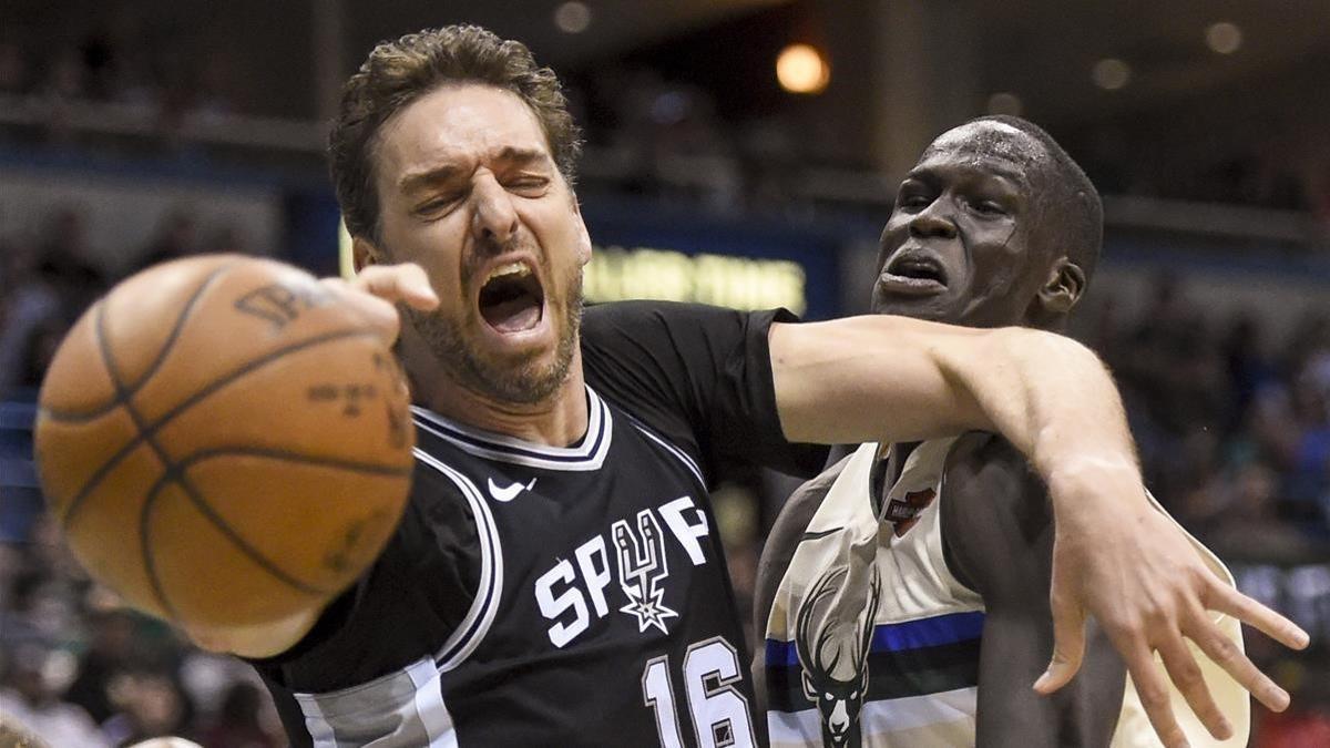 Pau Gasol por un balón con el pívot de los Bucks, Thon Maker