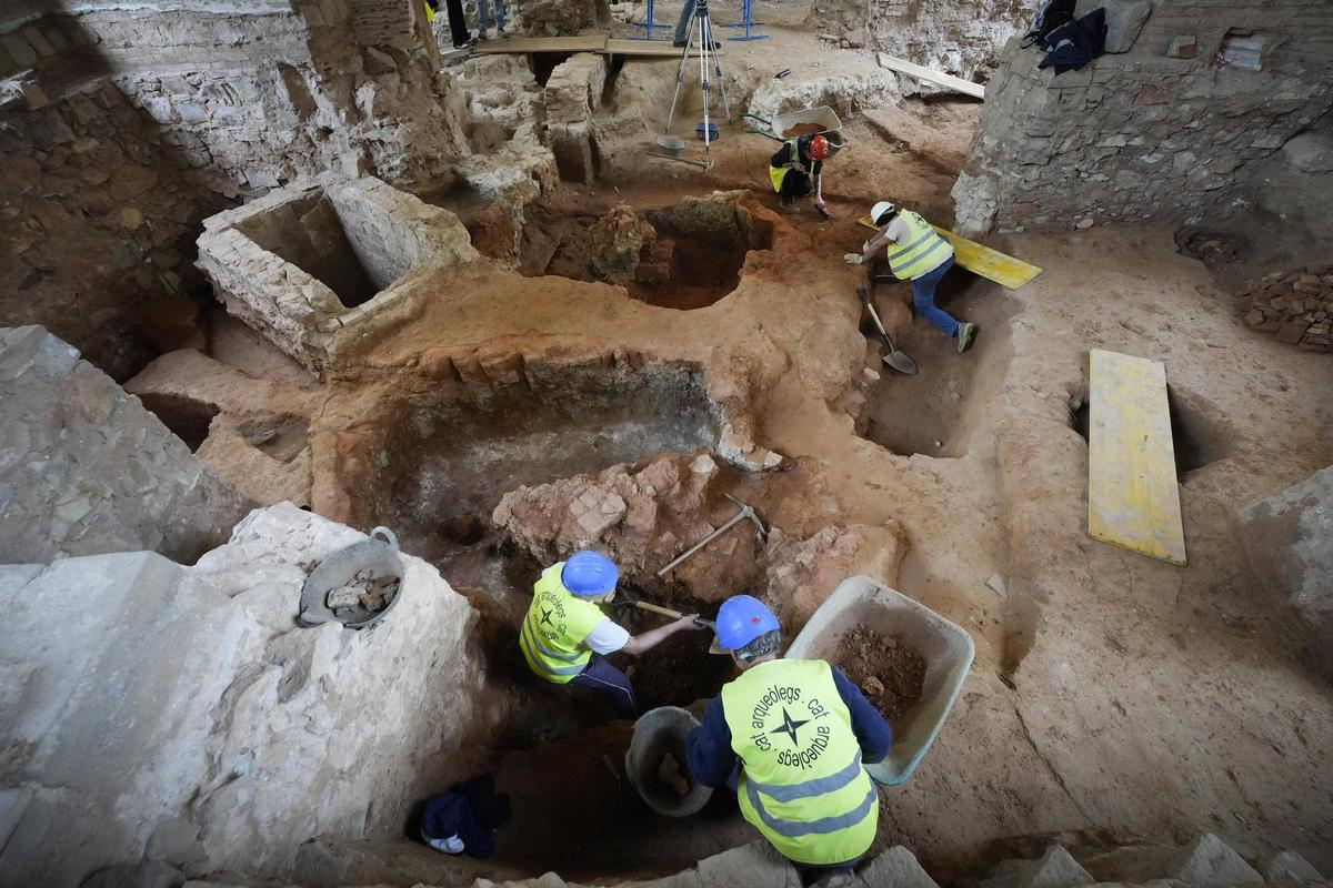 Trabajos arqueológicos dentro de la antigua capilla de la Misericòrdia, que se convertirá en el nuevo CAP del Raval Nord, en Barcelona.
