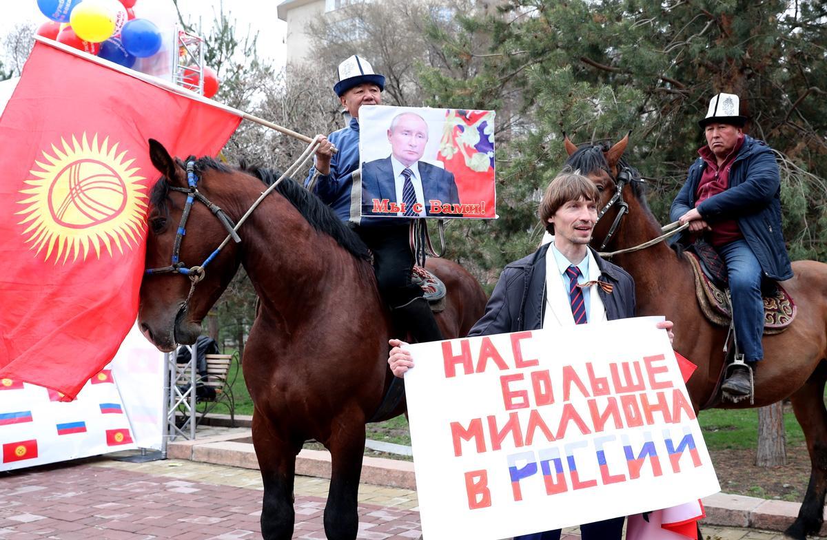 Manifestación con pancartas con consignas pro-Rusia en apoyo de la invasión de Rusia a Ucrania en el Parque Gorky en Bishkek, Kirguistán, Rusia
