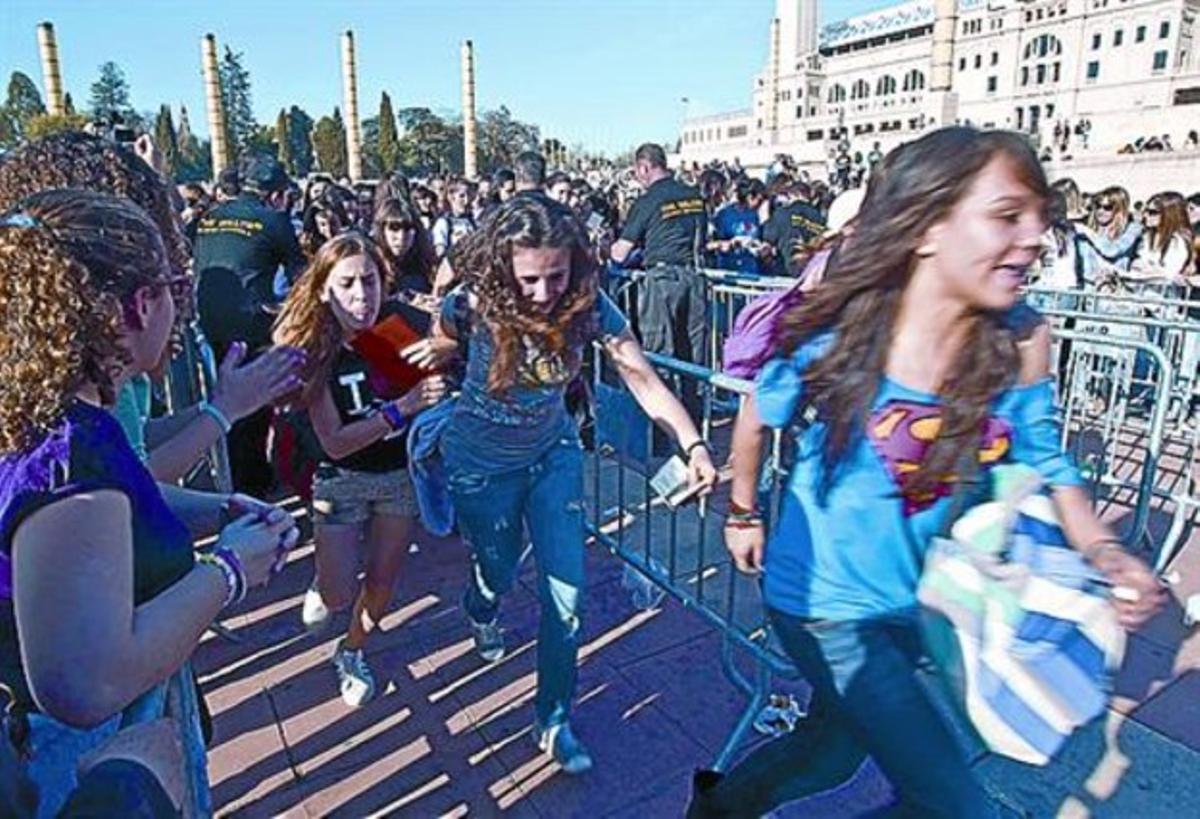 Seguidores a la carrera desesperada a l’entrada del Sant Jordi.