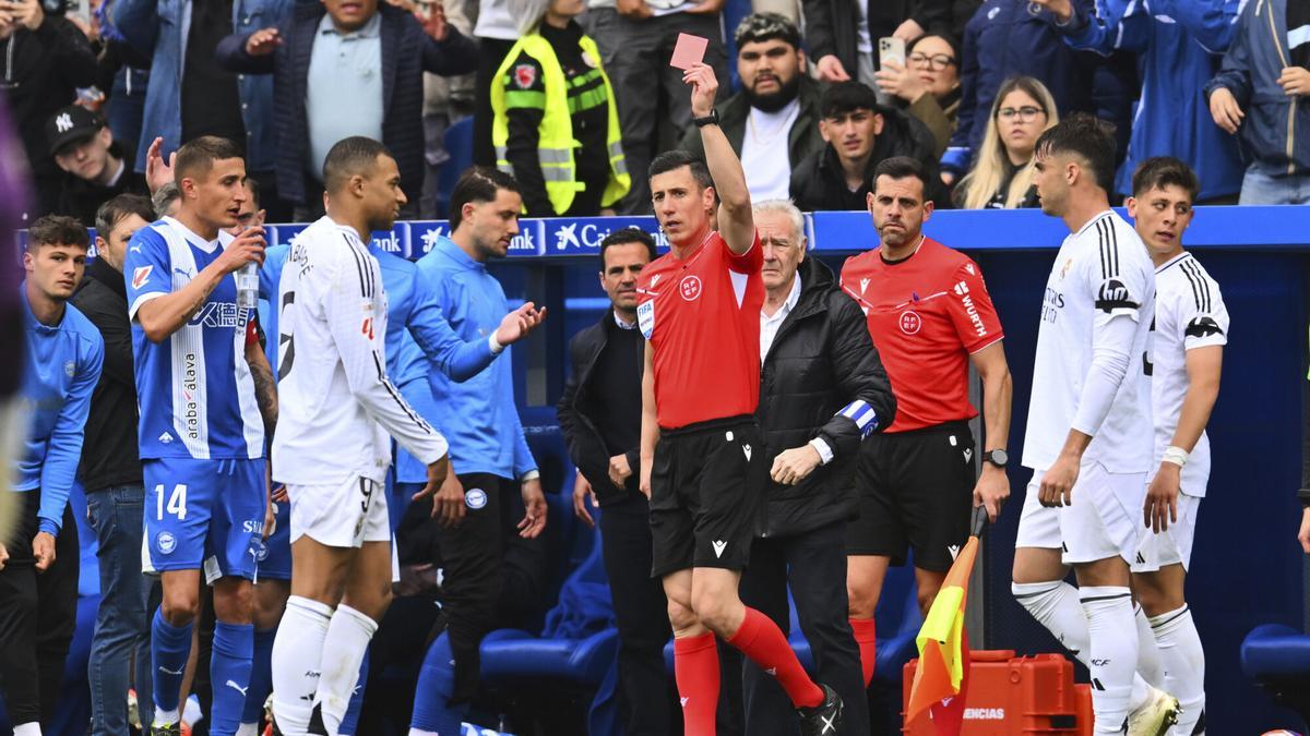Kylian Mbappé ve la roja en el Real Madrid-Alavés.