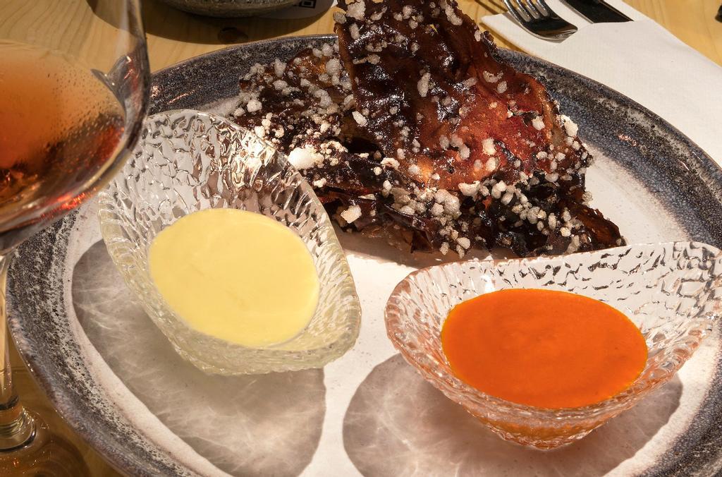 En Tiempos de Maricastaña - Nachos de morcilla: triturar la morcilla, extender en una plancha de horno, decorar con pequeños trocitos de pan de gambas. Una vez secos, romper y freír en el momento de servir, acompañar con una crema de huevo y otra de pimiento de piquillo.