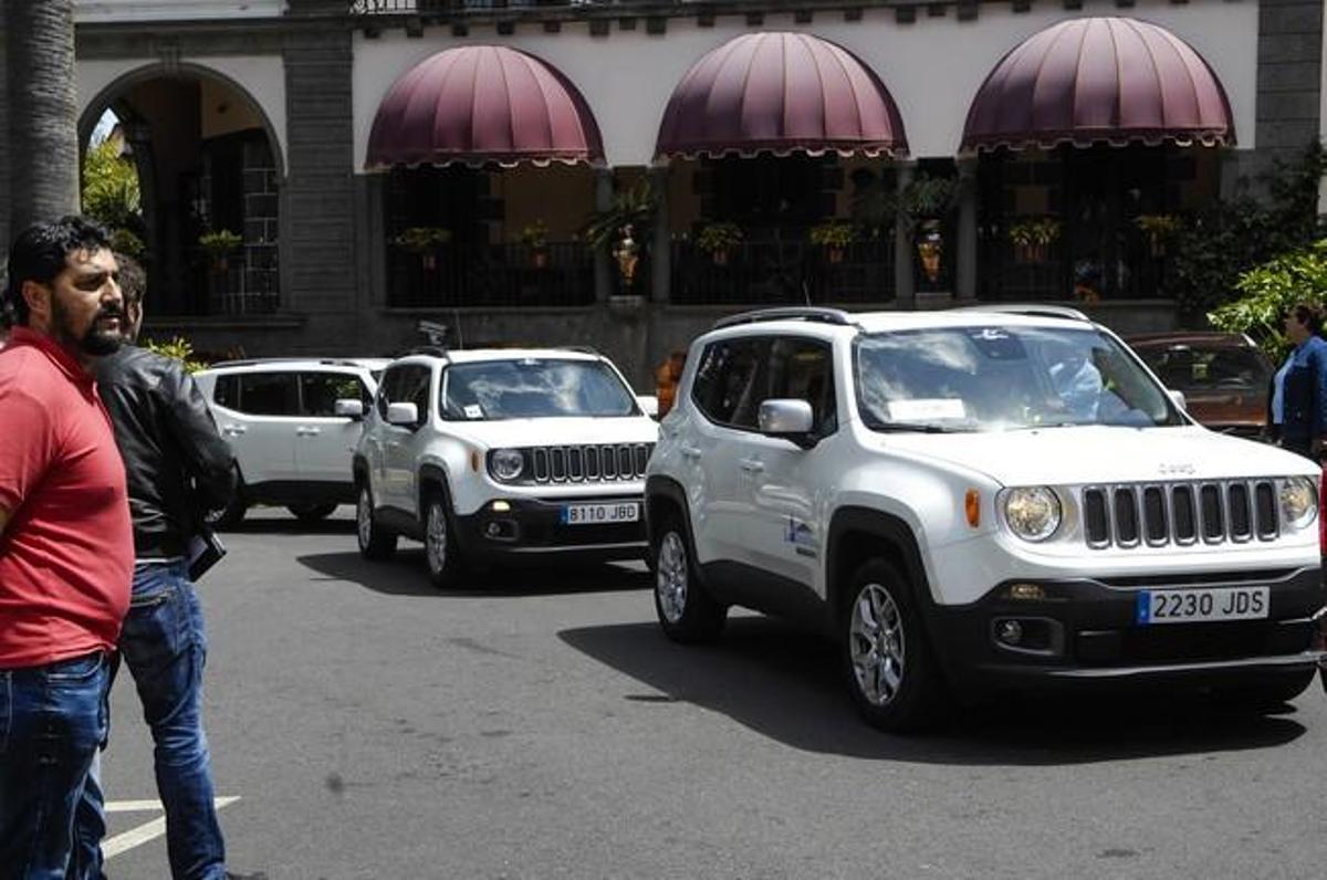 GUARDIA PARA COGER A BRAD PITT A SU LLEGADA AL ...