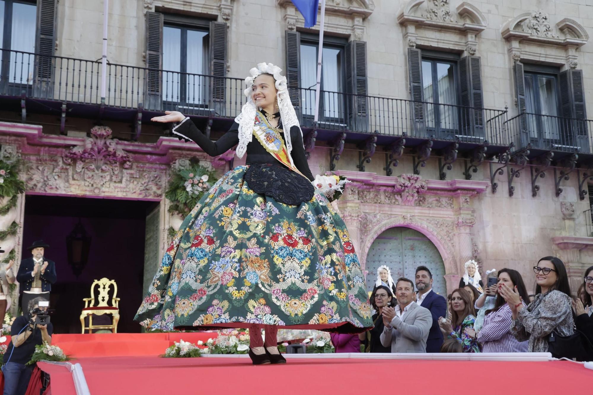 Las Hogueras de Alicante proclaman a su Bellea del Foc infantil 2025 y a sus damas
