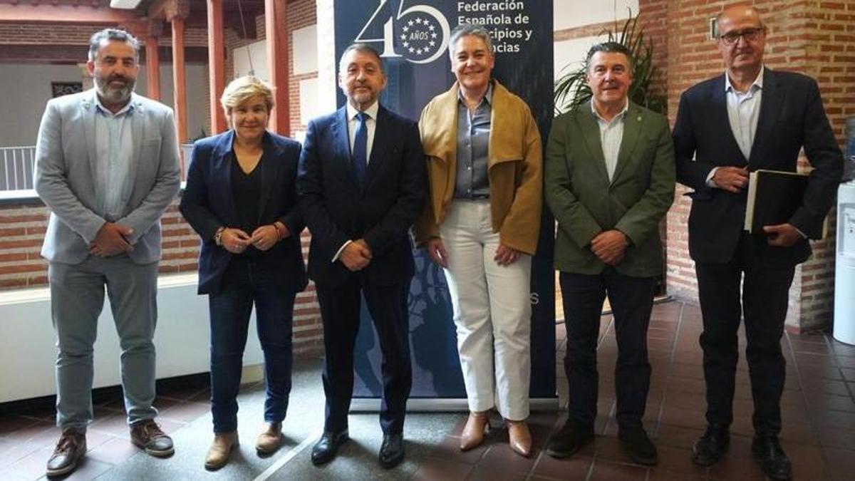 Juan Carlos Armas, segundo por la derecha, junto a otros representantes de la FEMP.