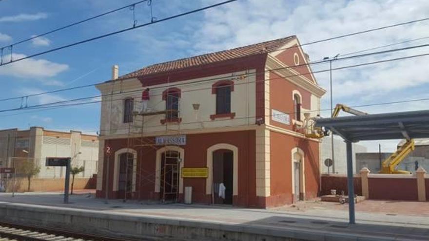 Renfe pinta la estación de Almassora para continuar con el plan de mejora