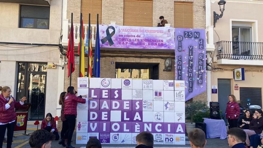 L&#039;Alcúdia de Crespins conmemora el 25N con 60 cubos que representan a las víctimas de 2023