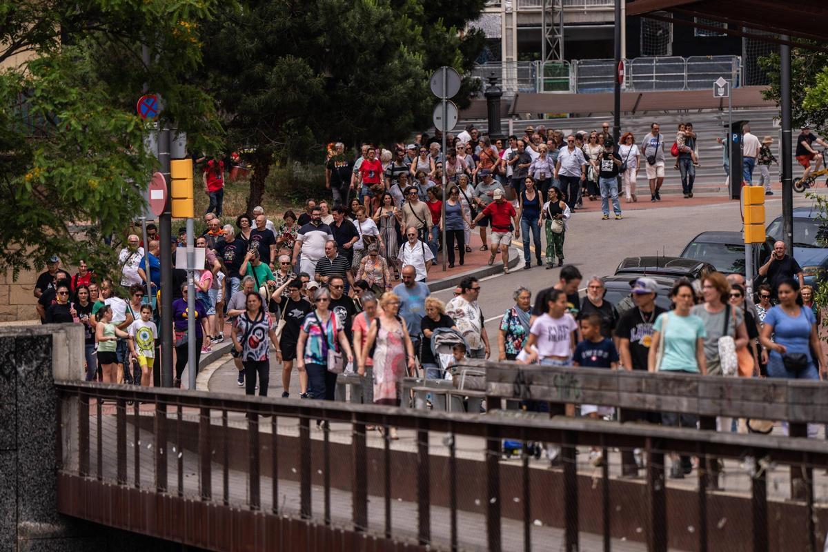 Reclaman con una cadena humana en Trinitat Nova i Vella para reclamar el alargamiento de la L3