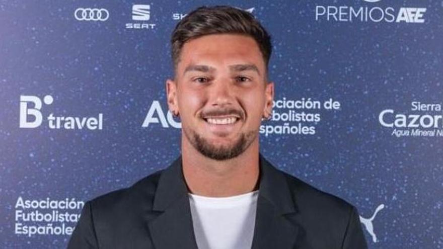 Ramón Juan con su premio Arconada al mejor portero de Primera RFEF