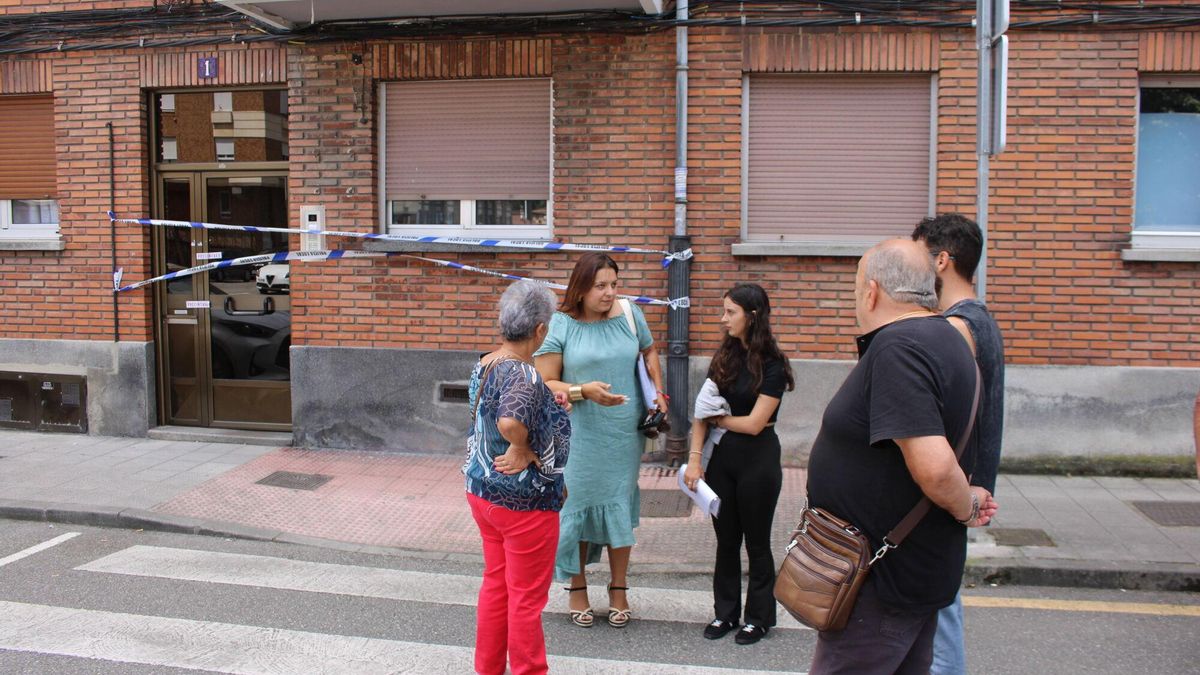 Marta Jiménez comunica a los vecinos que van a poder volver a sus casas.