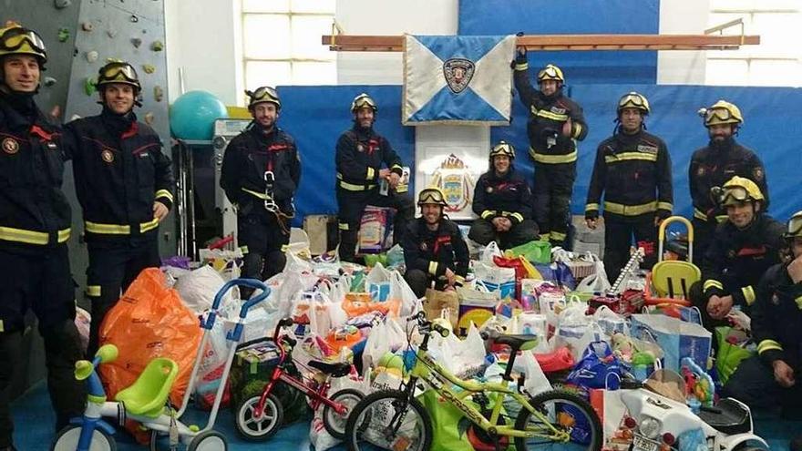 Bomberos de Pontevedra, en una anterior recogida solidaria. // Gustavo Santos