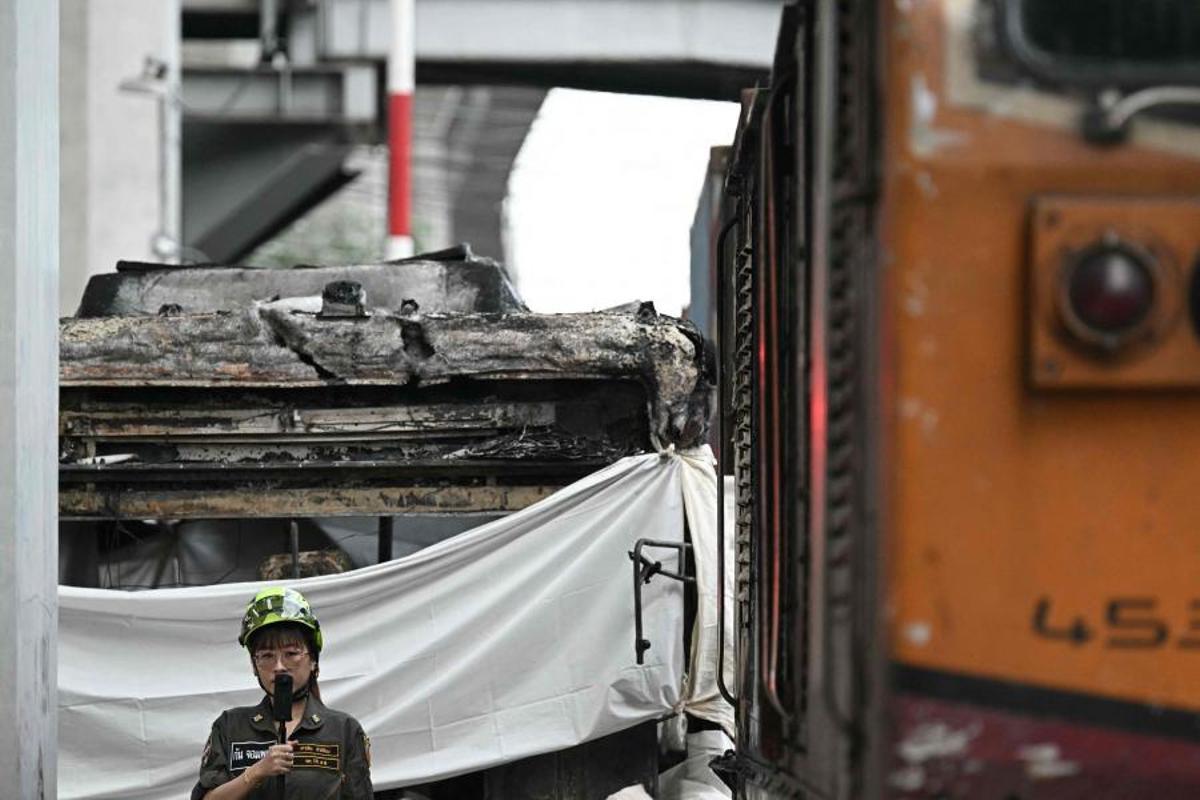 Imágenes del accidente entre un tren y un autobús en Bangkok, que ha dejado al menos ocho muertos y 25 heridos después de que el vehículo se incendiara tras el impacto.