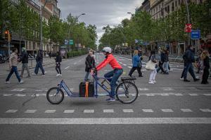 Una bici de carga, en la Gran Vía de Barcelona.