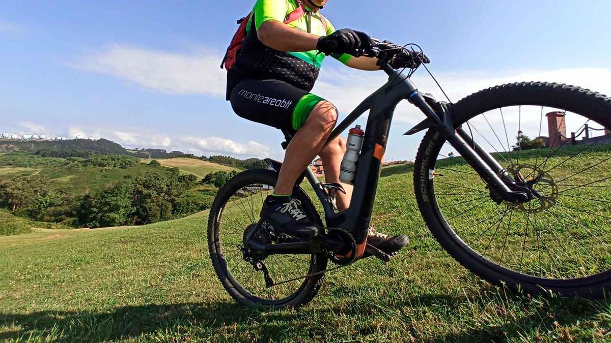 UN USUARIO SU BICI ELECTRICA EN XIVARES.