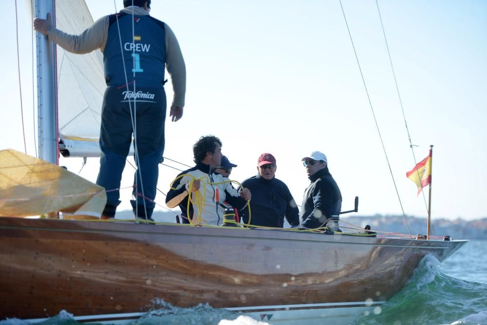 El Rey emérito Juan Carlos I navega en Sanxenxo