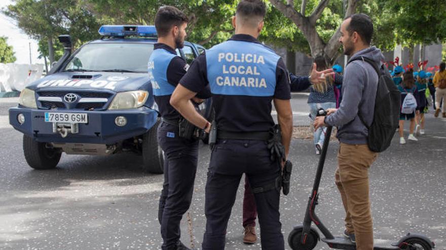 Dos agentes en la plaza de España.