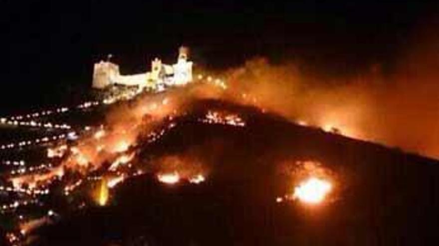 Los fuegos artificiales causan un incendio en plenas fiestas de Cullera (Valencia)