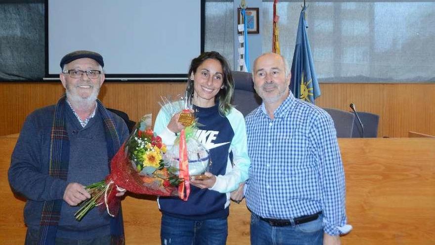 Pazos y Chillón entregan un ramo de flores y un regalo a la atleta Solange Pereira. // G. Núñez