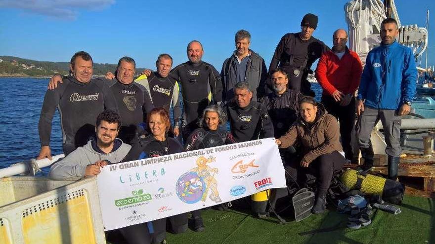 Los voluntarios que participaron ayer en la limpieza de fondos en la ría de Aldán. // Club Croa