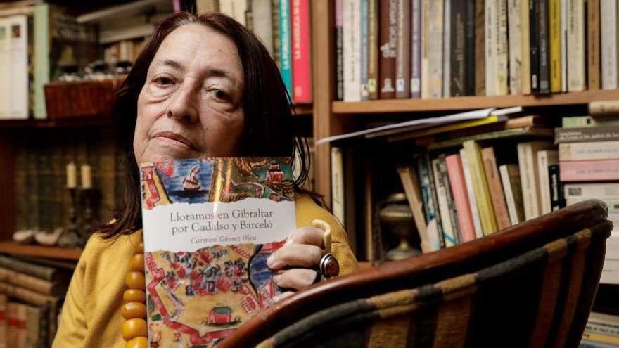 Carmen Gómez Ojea, con su novela en su casa gijonesa.