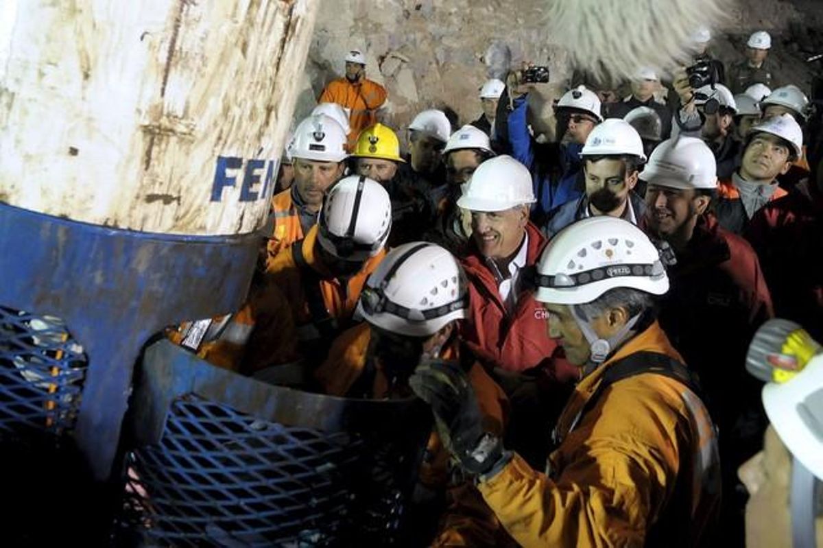 El president del Govern de Xile, Sebastián Piñera, assisteix a la sortida dels últims miners ahir a última hora.