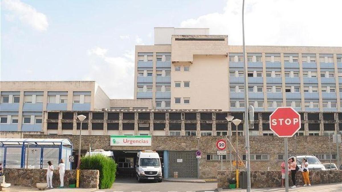 Entrada de urgencias del Hospital Virgen del Puerto.