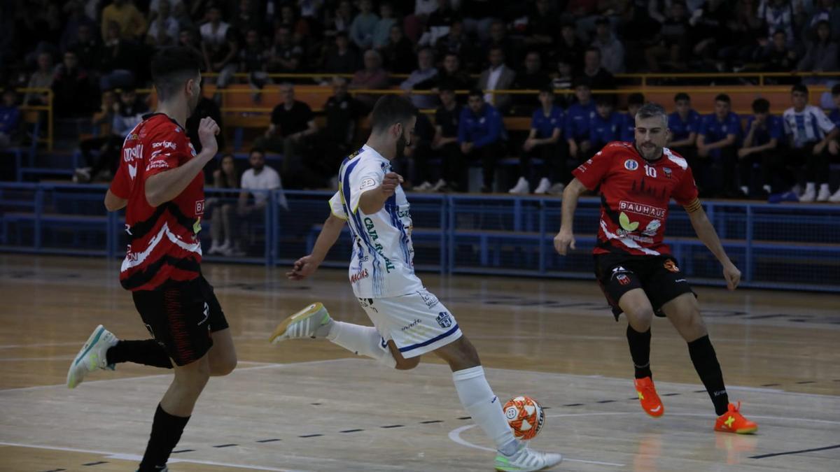 Aitor dispara a portería durante el partido jugado en el Ángel Nieto entre Atlético Benavente y Sala 10 Zaragoza.