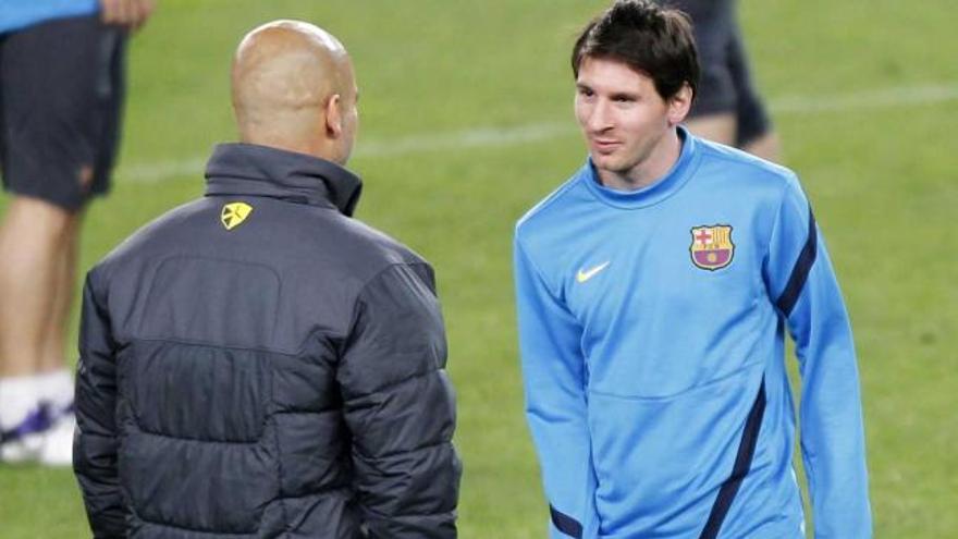 Guardiola, hablando con Messi en el entrenamiento de ayer.