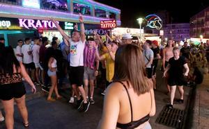 Turistas de fiesta en Maagaluf.