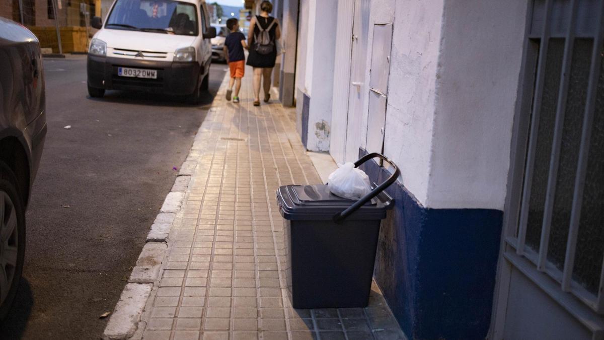 Cubo para la recogida puerta a puerta en un municipio.