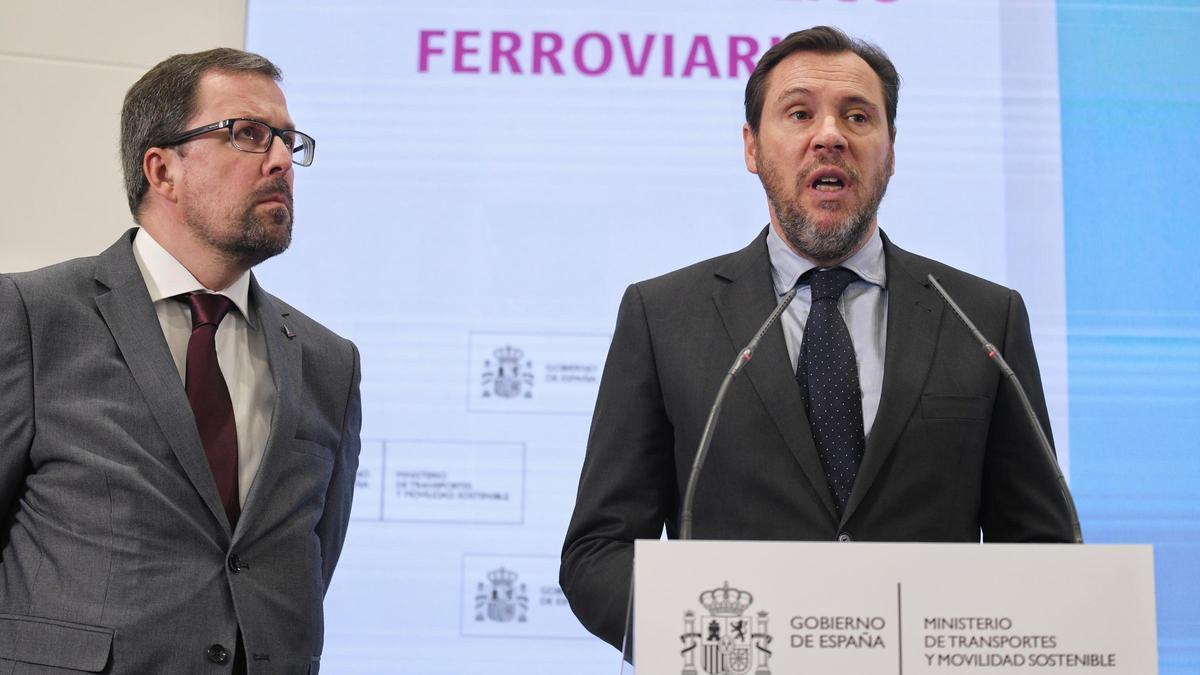 El presidente de Renfe, Raül Blanco, y el ministro de Transportes, Óscar Puente, en una rueda de prensa